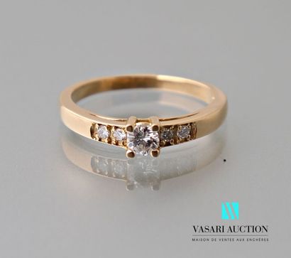 null Ring in yellow gold 750 thousandths set with a central brilliant of approx....