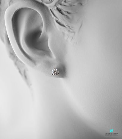 null Pair of earrings in 750 thousandths white gold set with two diamonds, approx....