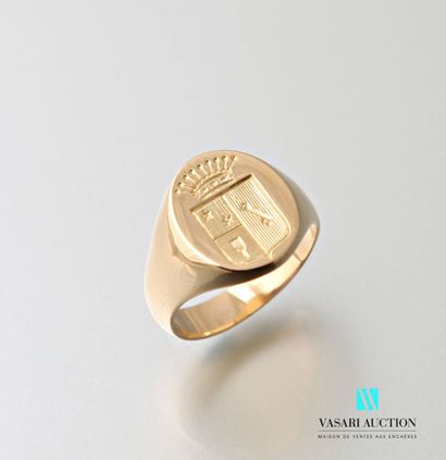 null Chevalière in 750-thousandths yellow gold, oval plate with coat of arms 11 g....