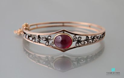 null 19th-century pink gold bangle with square-section wires, the front adorned with...