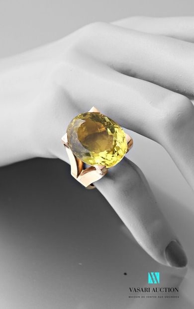 null Cocktail ring in 750 thousandths yellow gold set with an oval yellow stone 
23,4...