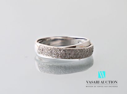 null Ring in 750 thousandths white gold, cross motif paved with three lines of brilliants...