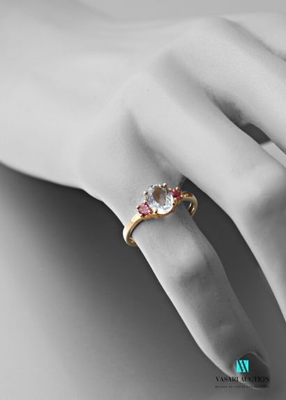 null Ring in yellow gold 750 thousandths set with an aquamarine and pink tourmalines...