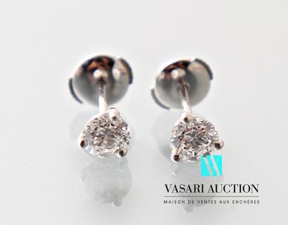 null Pair of earrings in 750 thousandths white gold set with two diamonds, approx....