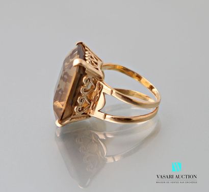 null Ring in yellow gold 750 thousandths set with a rectangular-cut citrine 7 g....