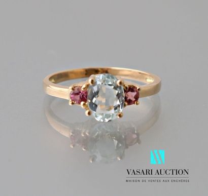 null Ring in yellow gold 750 thousandths set with an aquamarine and pink tourmalines...
