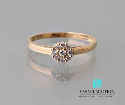 null Ring in yellow gold 750 thousandths, floral motif set with diamonds 1.7 g. Size...