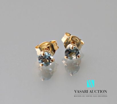 null Pair of earrings in yellow gold 750 thousandths and aquamarines 1.1g. Diameter...