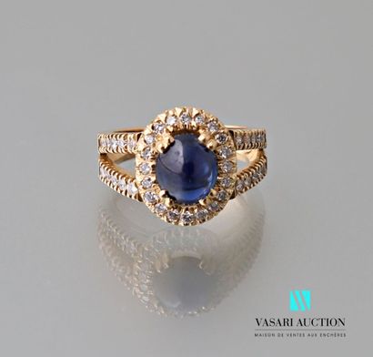 null Ring in 750 thousandths yellow gold set with a cabochon sapphire (approx. 3...