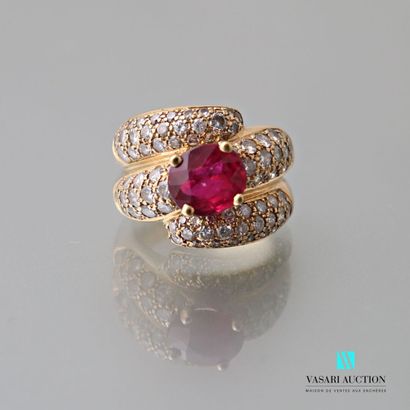 null Three-turn diamond-paved yellow gold ring set with an oval ruby 16.3 g. Size...