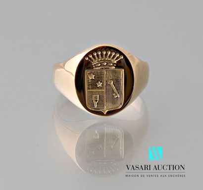 null Chevalière in 750-thousandths yellow gold, oval plate with coat of arms 11 g....