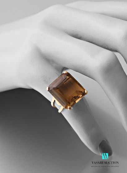 null Ring in yellow gold 750 thousandths set with a rectangular-cut citrine 7 g....