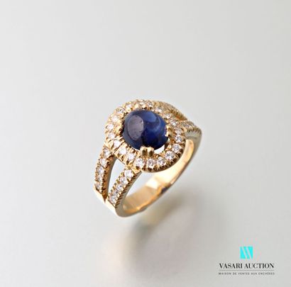 null Ring in 750 thousandths yellow gold set with a cabochon sapphire (approx. 3...