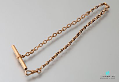 null A vest chain with oval links in 750 thousandths yellow gold and a watch key...