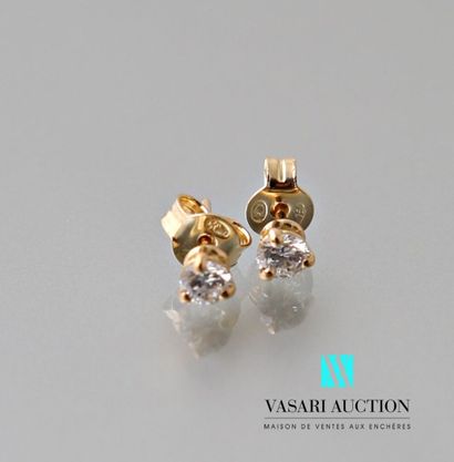 null Pair of earrings in yellow gold 750 thousandths and diamonds approx. 0.20 carat...