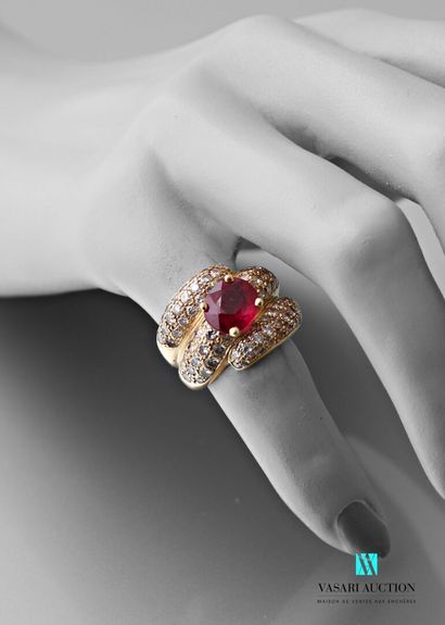 null Three-turn diamond-paved yellow gold ring set with an oval ruby 16.3 g. Size...