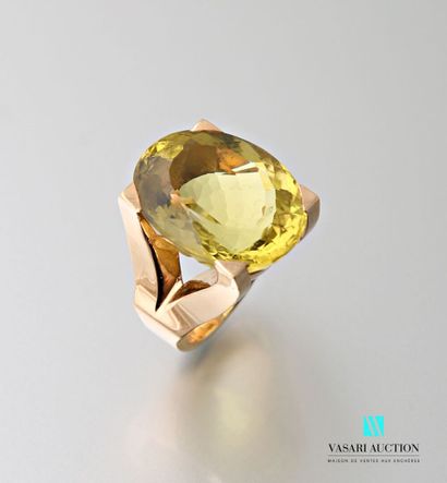 null Cocktail ring in 750 thousandths yellow gold set with an oval yellow stone 
23,4...