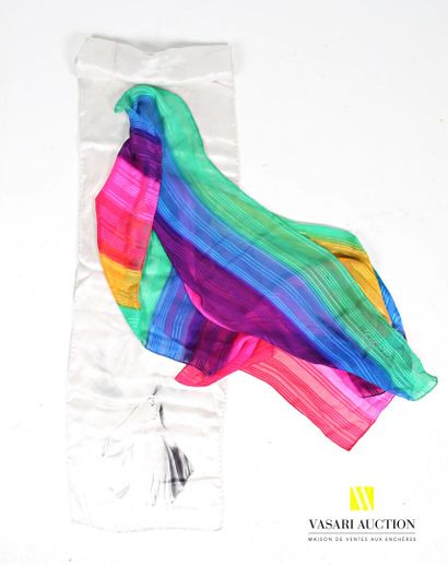 Lot including :
- an Escada silk scarf (Length:...