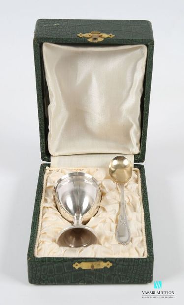null Egg cup in silver 950 thousandths on a pedestal base, the edge is hemmed with...