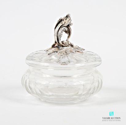 null Round-shaped bombshell in cut crystal with flat ribs, the lid has a silver-plated...