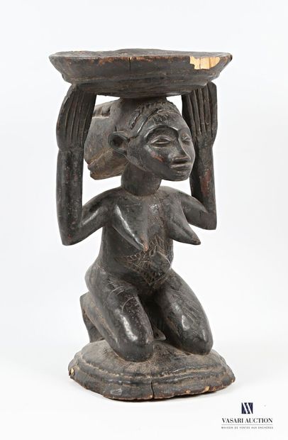 null AFRIQUE
Tabouret en bois sculpté figurant une femme agenouillée tenant sur sa...