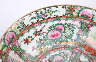 null CHINE - Canton
Saladier en porcelaine de forme ronde à décor polychrome et rehauts...