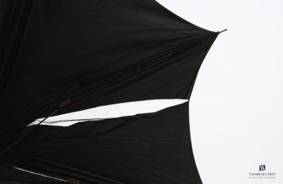 null Cinq parapluies en bois, les couvertures noires
(importantes déchirures et manques...