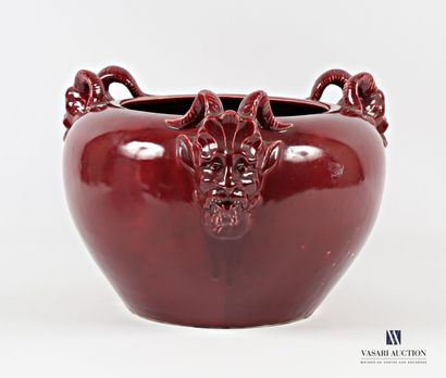 null Vasque en céramique rouge sang de boeud de forme ronde à décor de trois prises...