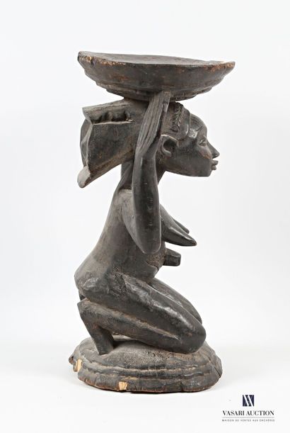 null AFRIQUE
Tabouret en bois sculpté figurant une femme agenouillée tenant sur sa...