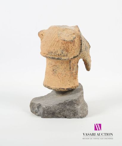 null NIGERIA, CALABAR
Fragment d'une ancienne urne votive en terre cuite représentant...