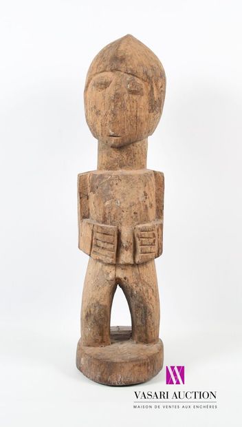 null NIGERIA / BENIN, YORUBA / FON
Statue en bois aux mains puissantes, les bras...