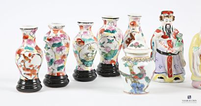 null ASIE 
Lot comprenant cinq vases miniatures à décor de végétaux et volatils reposant...