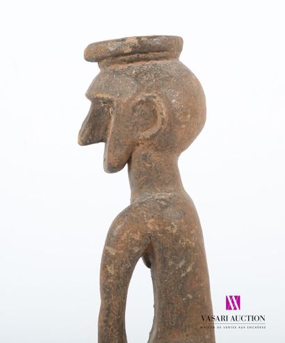null INDONESIE, TIMOR
Statue figurant un figure antropomorphe
Haut. : 48 cm 
Sur...