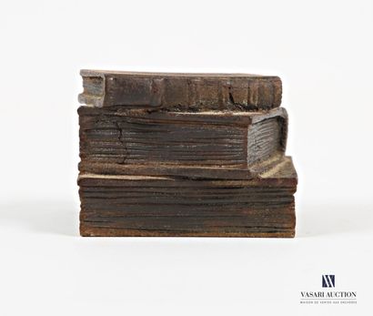 null Sujet miniature en fonte patiné figurant trois livres empilés
Haut. : 4 cm