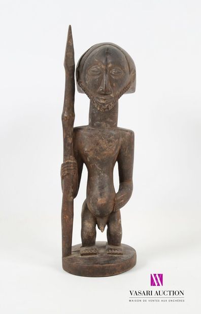 null AFRIQUE
Statue cultuelle en bois sculpté figurant un guerrier tenant une lance
(fentes...