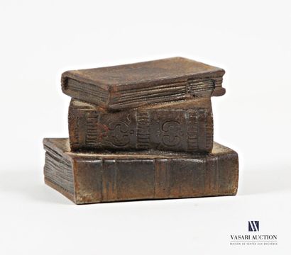 null Sujet miniature en fonte patiné figurant trois livres empilés
Haut. : 4 cm