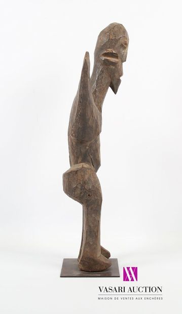 null BURKINA FASO, LOBI
Statue bateba en bois figurant un homme debout, le bras droit...