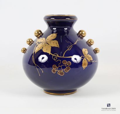 null Vase en faïence la patine bleu roi à décor de feuilles de vignes et filets dorés,...