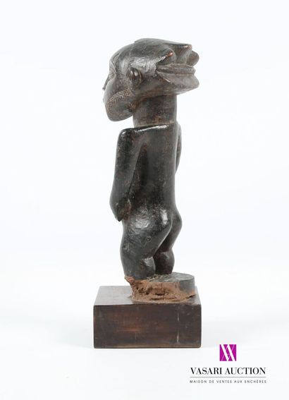null AFRIQUE
Statue cultuelle en bois sculpté figurant un homme à coiffe les mains...