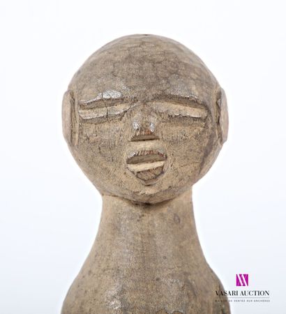 null BURKINA FASO, LOBI
Statuette en bois sculpté figurant une femme
Haut. : 33 cm
Sur...