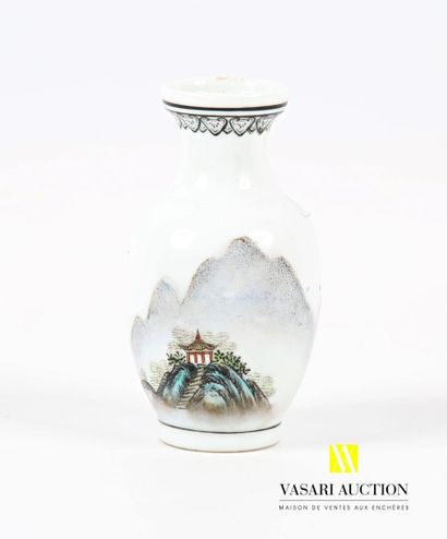 null ASIE 
Vase miniature de forme balustre en porcelaine blanche traitée en polychromie...