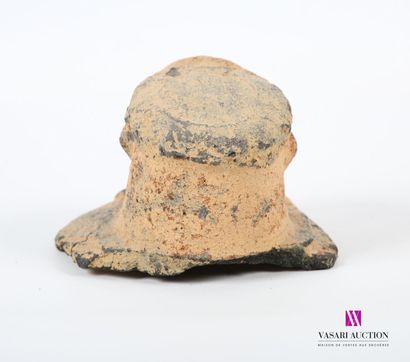 null NIGERIA, KALABAR
Fragment d'une ancienne urne votive en terre cuite représentant...