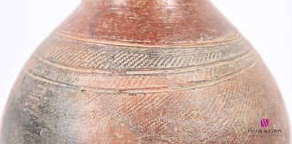 null MALI
Vase de forme ovoïde en terre cuite à décor concentrique de filets. 
Haut....