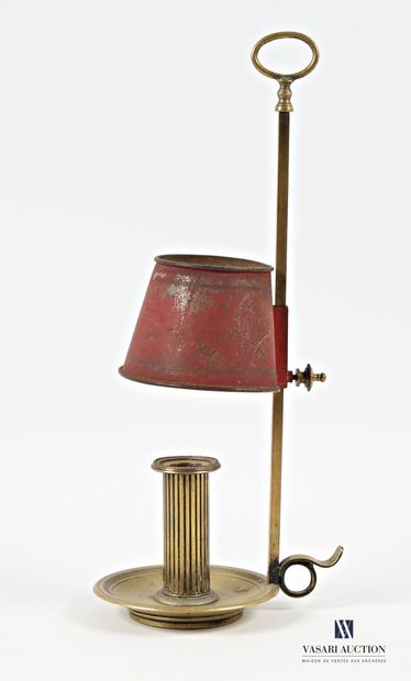 null Bougeoir en bronze en forme de colonne, il repose sur une base ronde ourlée...
