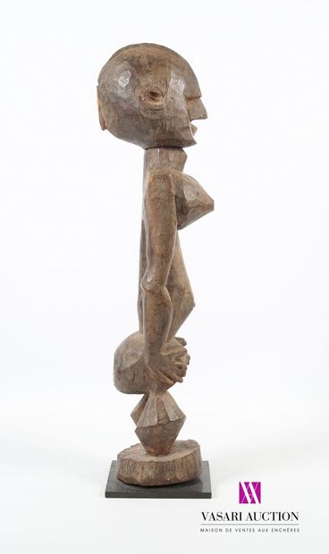 null MALI, BAMBARA
Statue figurant une femme, les bras le long du corps
Haut. : 62,5...