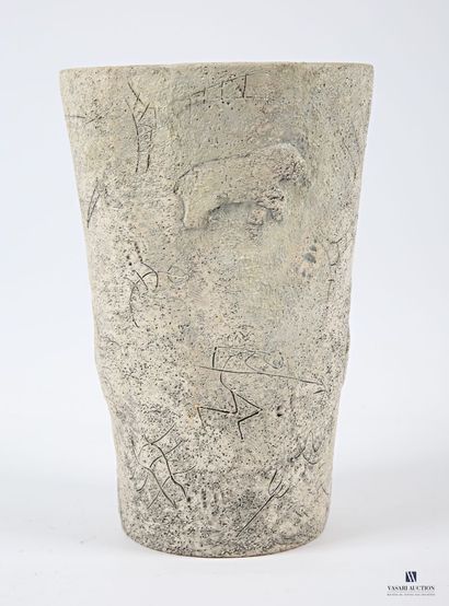 null TRIAY Francis (XXème siècle)
Vase de forme tronconique à décor scarifié de personnages...