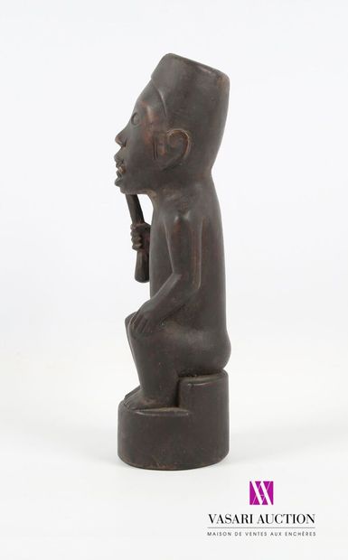 null AFRIQUE
Statue cultuelle en bois sculpté figurant une homme tenant un baton...