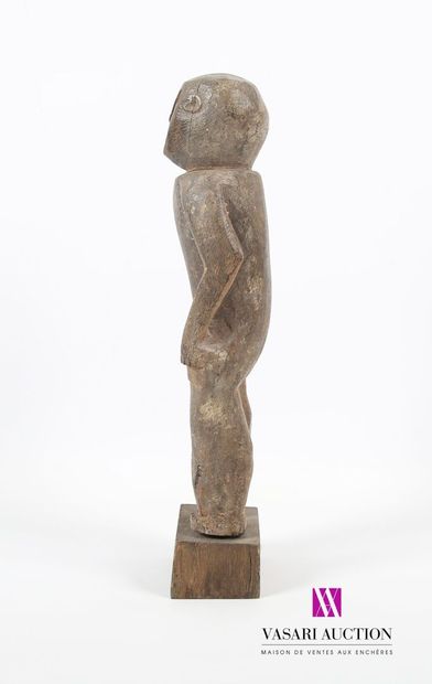null INDONESIE (?), TIMOR (?)
Statuette en bois dur figurant un homme.
Haut. : 41...