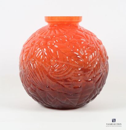 null Vase en verre traité en camaïeu orangé à décor floral et végétal stylisé
Art...