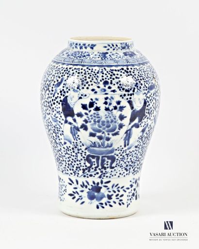 null CHINE
Potiche de forme balustre en porcelaine à décor bleu blanc de personnages...